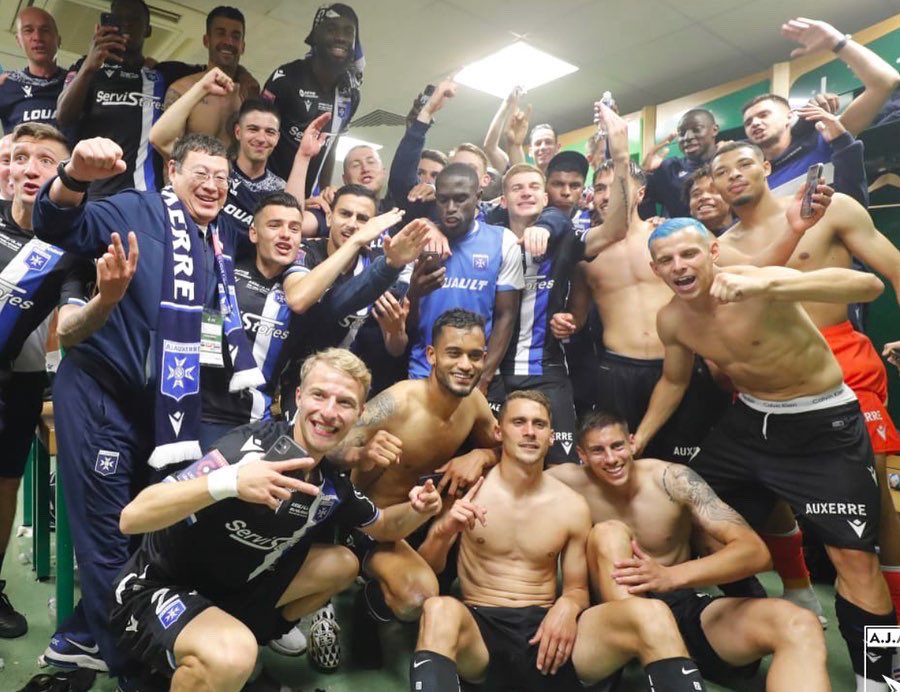 remydugimont's tweet photo. Il aura fallu attendre quasiment le 36ème anniversaire pour connaitre ça 😅
Quelle saison de folie 🔥
Heureux d’avoir pu contribuer à remettre le club à sa place dans l’élite 💙🤍 https://t.co/wMDZH5O9UM