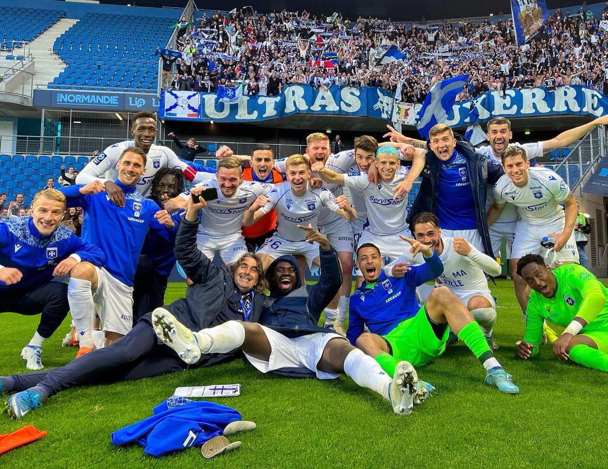 remydugimont's tweet photo. Il aura fallu attendre quasiment le 36ème anniversaire pour connaitre ça 😅
Quelle saison de folie 🔥
Heureux d’avoir pu contribuer à remettre le club à sa place dans l’élite 💙🤍 https://t.co/wMDZH5O9UM