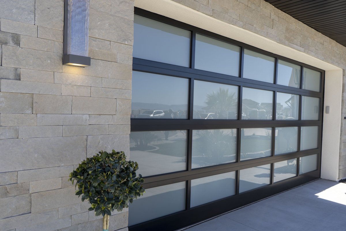 Sunpro_Corp's tweet photo. We're loving this modern garage door. 
.
.
#Sunpro #ClydeCompanies #IdahoConstruction #UtahConstruction #Hardware #HardwareStore #BuildingMaterials #DIY #Lumber #Millwork #KeepBuilding #Truss #Insulation #CustomDoor #UtahHomes #IdahoHomes #HomeDesign #WeBuildUtah https://t.co/kuOmERerjO