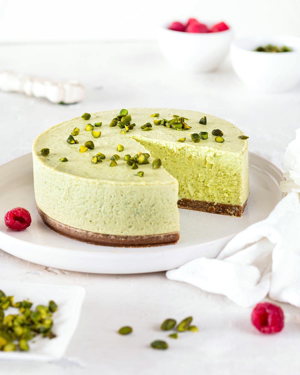 So langsam darf man echt wieder über No Bake Kuchen nachdenken, oder? 😋 Und dieses Exemplar in zartem Mintgrün ist besonders lecker. 💫

Mein Pistazien Cheesecake mit Frischkäse und Joghurt ist super cremig. Und der Ofen bleibt garantiert aus! 😍

ZUTATEN⬇️
Für den