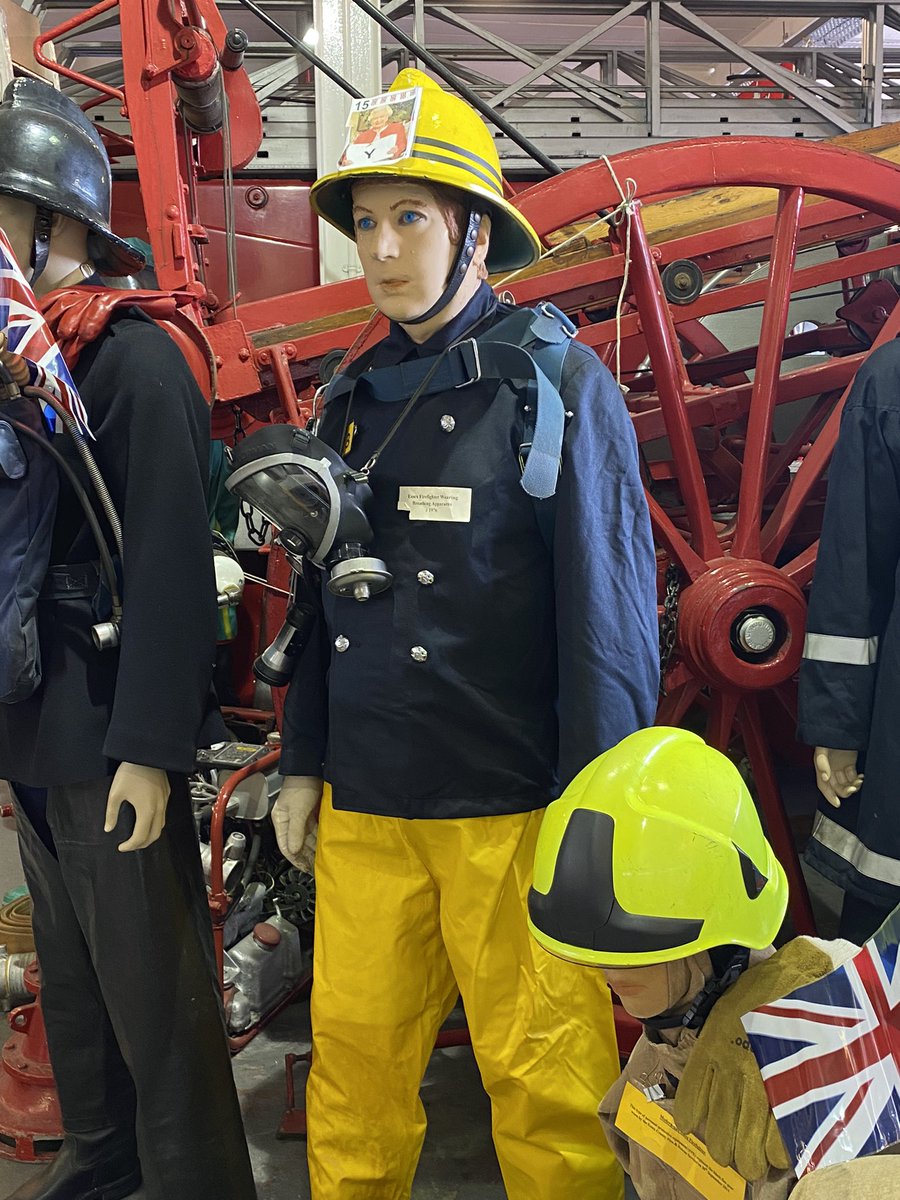 mannequinman_'s tweet photo. Another great day @ECFRS #firemuseum #openday #funday #jubilee wearing 70s #fireuniform #breathingapparatus #firemansam #livingstatues #livingmannequin #humanstatue https://t.co/fJn8dAU45Q