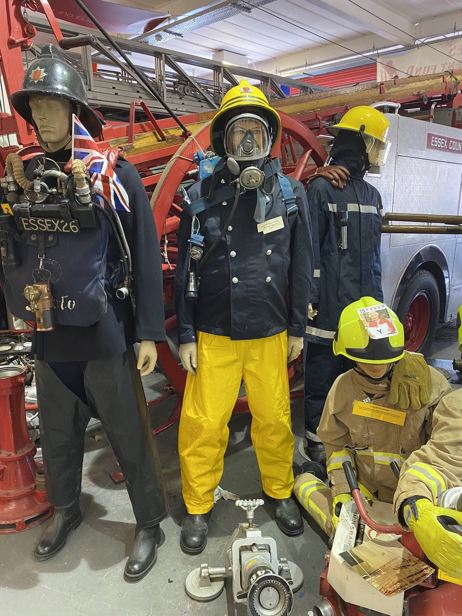 mannequinman_'s tweet photo. Another great day @ECFRS #firemuseum #openday #funday #jubilee wearing 70s #fireuniform #breathingapparatus #firemansam #livingstatues #livingmannequin #humanstatue https://t.co/fJn8dAU45Q