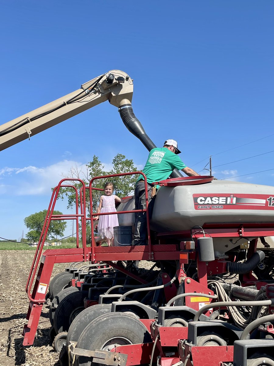 EhrinNelson's tweet photo. Had some good help putting the last load of beans for 22 in the planter last week. Time to watch em grow! https://t.co/1zQuo1HyP4