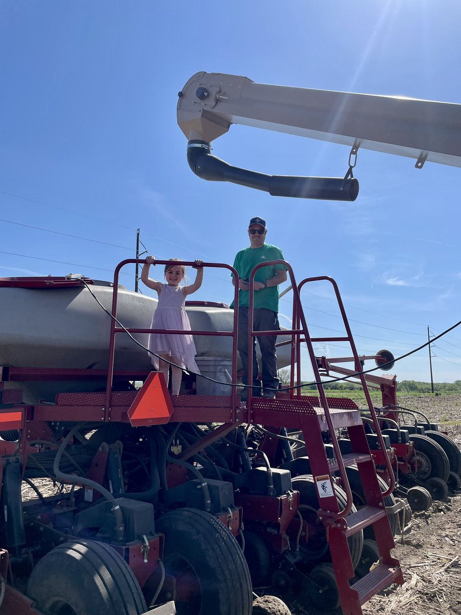 EhrinNelson's tweet photo. Had some good help putting the last load of beans for 22 in the planter last week. Time to watch em grow! https://t.co/1zQuo1HyP4