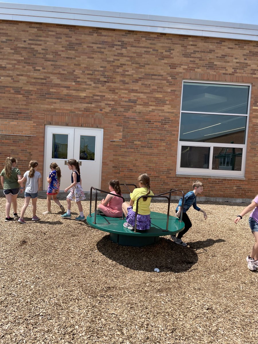 Our ⁦<a href="/OaElem/">OAElem</a>⁩ kiddos are loving the new playground!
💙💛