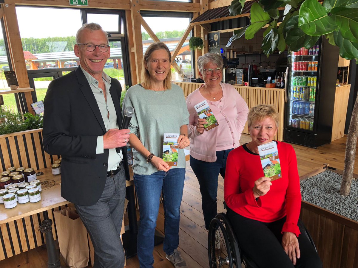 klaas_dijkhuis's tweet photo. Almere is weer een Wegwijzer rijker, die voor @Almere_Hout  Mede dankzij input van @CleBurgers (Nobelhorst), Marcelina Veth (Vogelhorst) en Barbara Wendt (Oosterwold). En natuurlijk onvermoeibare uitgever @RSchutAlmere , te gast bij de Frietboerderij. https://t.co/3bqxbdaWue