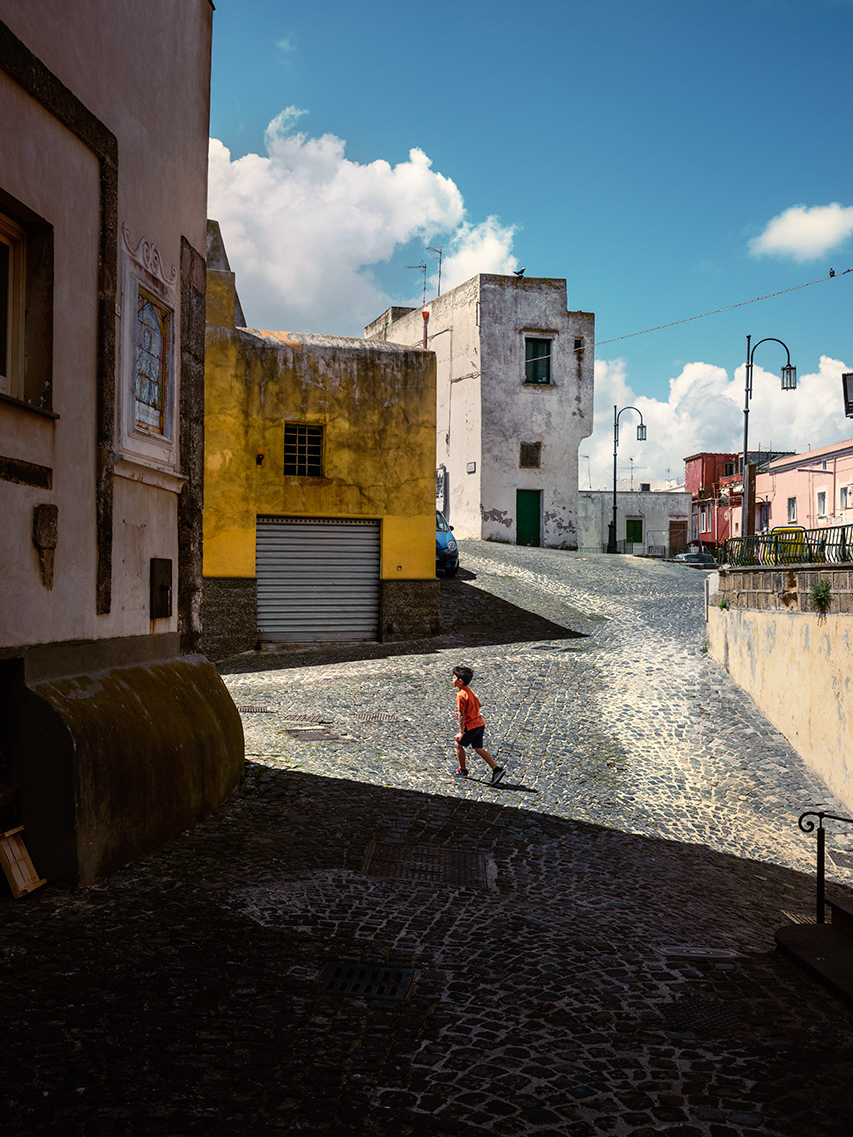 Editing the images for the book on Naples by
@mareverlag. On the way to the highest point on the island "Terra Murata" to get a view of the Bay of Naples. Procida, Italian Capital of Culture 2022. #procida #procida2022 #procidaisland #italy #MARE #gulfofnaples #giovannicocco
