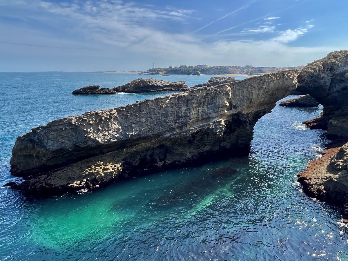 CaroBenyon's tweet image. Contrasting sea colours and weather-worn rocks with Biarritz lighthouse (looking tiny) in the far distance. I love the deep aquamarine patches of sea #myfavouritecolour
#StormHour #ThePhotoHour #sea #geology #coast #France