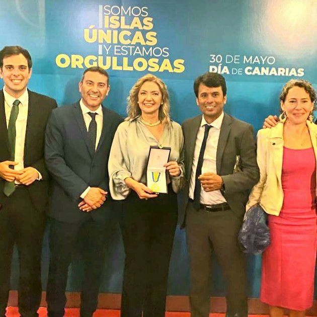 Techyacosta's tweet photo. Ayer recogí la Medalla de Oro de Canarias para @RadioLanzarote Muy agradecida por este reconocimiento, un premio al trabajo y dedicación de todos los profesionales que lo han hecho posible. Un recuerdo muy especial a nuestros oyentes y a todos quienes nos han apoyado en el camino https://t.co/l9jsA4MFxa