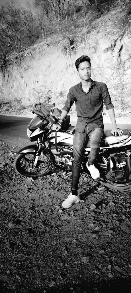 pushpendraSC420's tweet photo. रोज़-रोज़ गिरकर भी सीधा खड़ा हूँ ��ेखों मुश्किलों मैं तुमसे कितना बड़ा हूँ। https://t.co/inQpwyBQzx