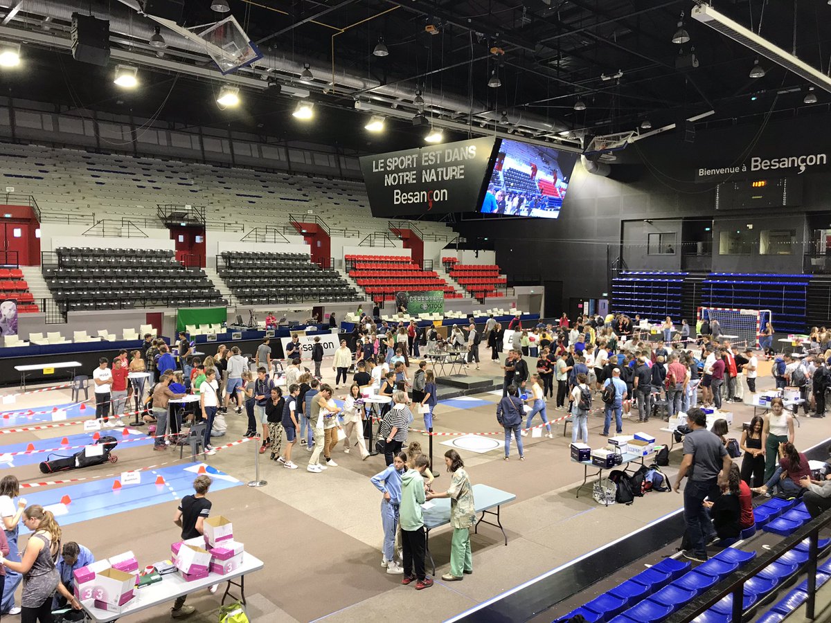 smonnet's tweet photo. Participation du Collège des Lacs à l’édition 2022 de #Cybertech_Comtois au Palais des sports @villedebesancon. Le concours de robots réunit cette année + de 800 élèves. Épreuves, Jurys et ateliers au programme ! https://t.co/81n6tAQZkT