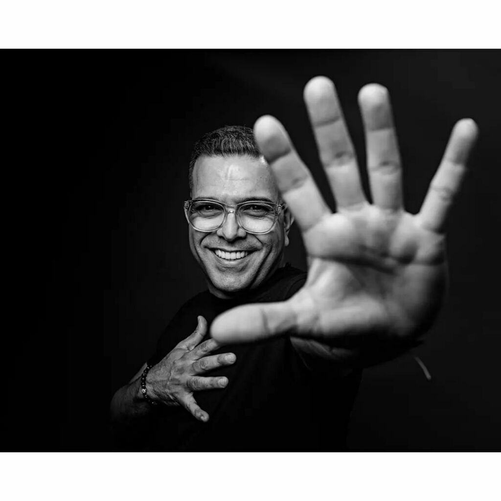 Recibo mis 50 años de edad con mucha salud, felicidad y vida. Doy gracias a Dios y al universo pleno por permitirlo, por todo lo que he logrado en estos maravillosos años, a mi esposa, a mis hijos, a mis padres (papá desde el cielo) y hermanas (Martha mi… instagr.am/p/CeOnajGruo0/