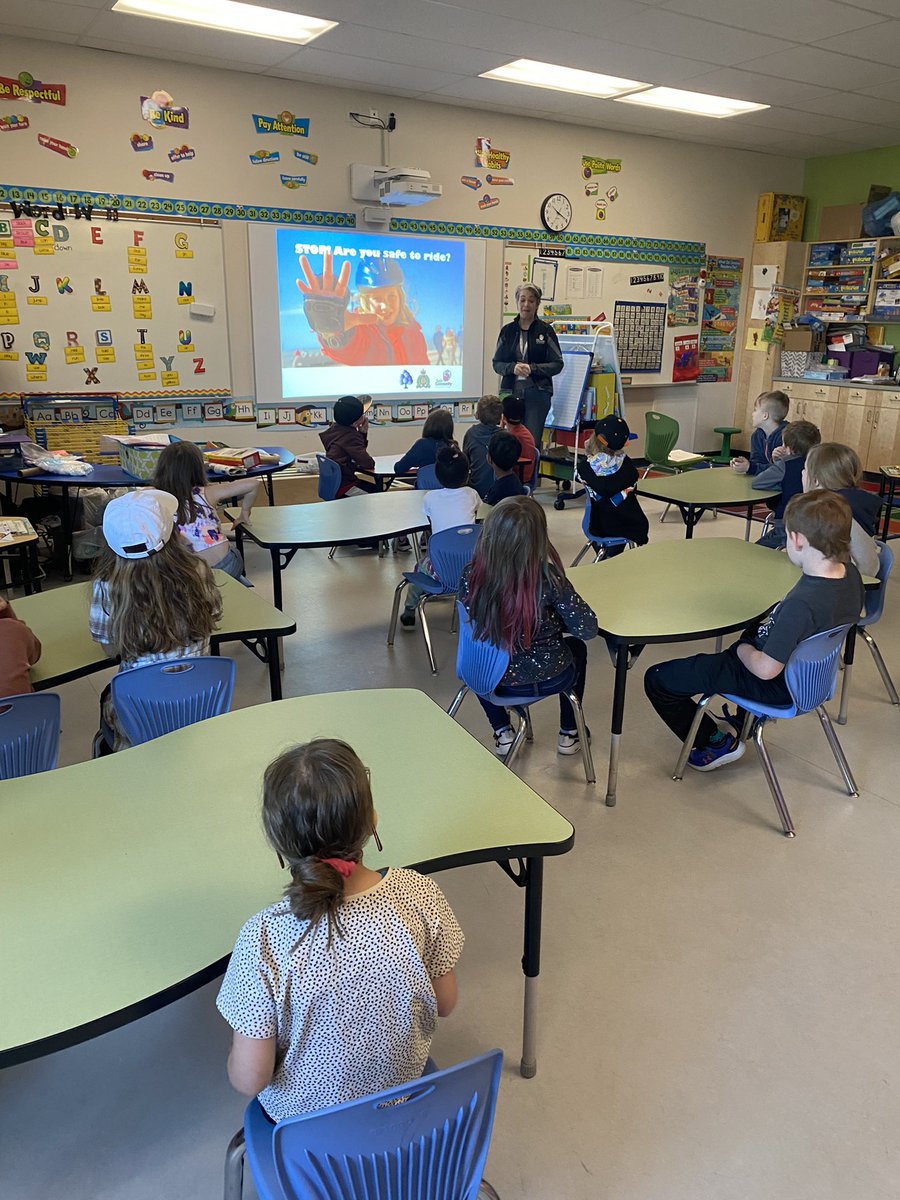 MrsSaundersCG's tweet image. Thanks to Karen from Safe Communities Wood Buffalo for coming to talk about Bike Safety today #bikesafety #wheelweek #helmet @SafeCommunityWB @FMPSD @ChristinaGFMPSD