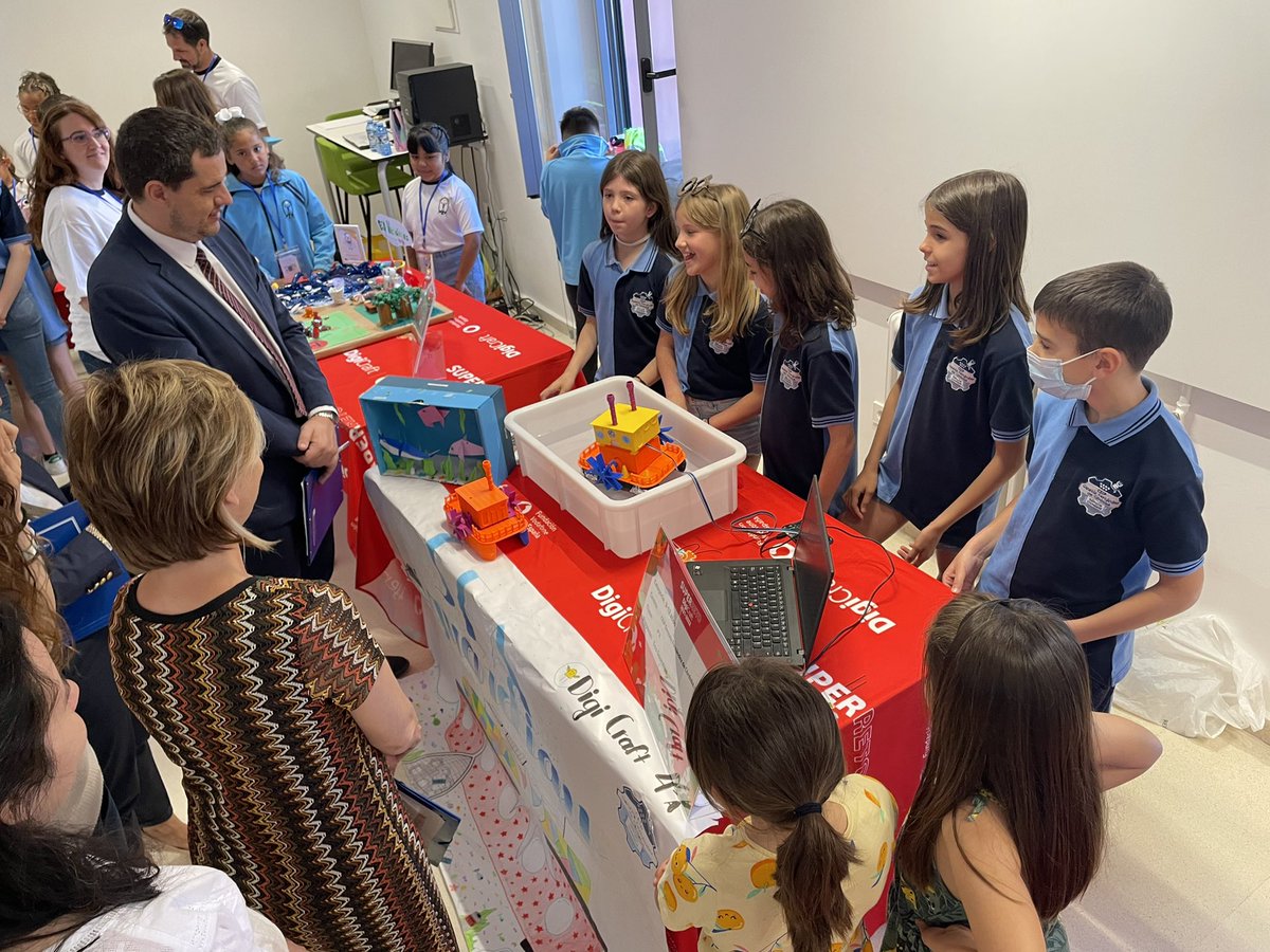 ceipgonzalo's tweet photo. Hoy hemos disfrutado de la final de @ComunidadMadrid del #superreto #digicraft de @FundVodafone Hemos presentado 3 súper proyectos y nuestros alumn@s los han fenomenal ¡Enhorabuena! https://t.co/kOiKu0DtTw