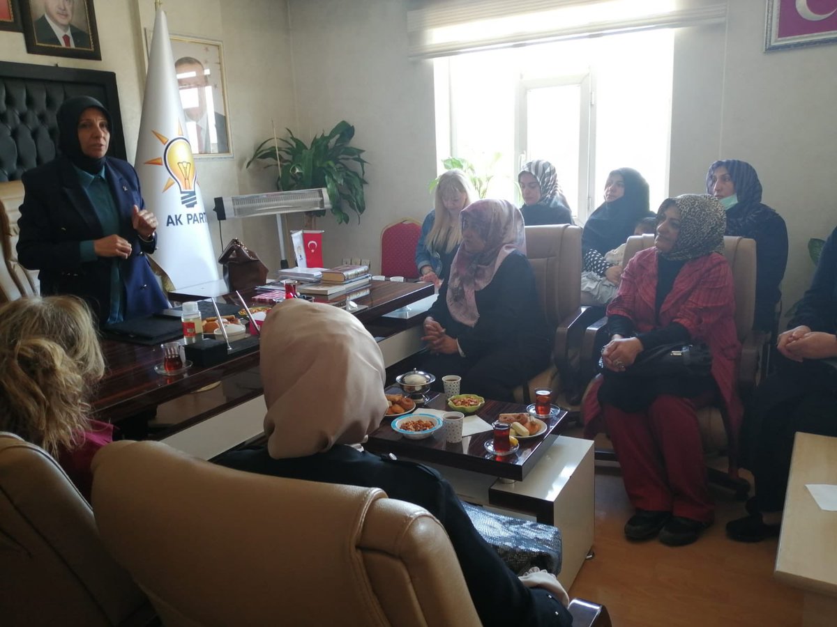 akkadinvann's tweet photo. 📍ERCİŞ

İl Kadın Kolları Başkanımız Sn.@havvaduran65,İlçe Koordinatörlerimiz Sn.#ZerrinALPASLAN,
Sn.#GüldenAYDEMİR ve İl Kadın K Yönetim Kurulu Üyelerimiz; İlçe Kadın Kolları Teşkilatımız ile biraraya gelerek, toplantı gerçekleştirdiler. https://t.co/Kl26IGA4tz