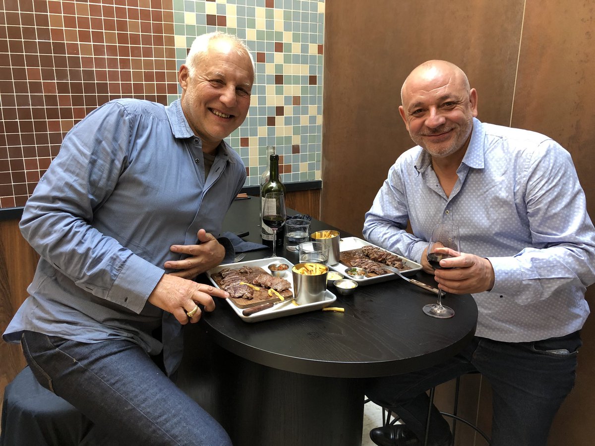 Je l’avais connu photographe, je le retrouve 22 ans plus tard et le voici restaurateur. 
Mon ami argentin Enrique Zanoni a ouvert un nouveau resto bien de chez lui. C’est délicieux et pas cher!

ASADO (6 passage des panoramas 75002 Paris)
Je vous le recommande… 🙏🏼