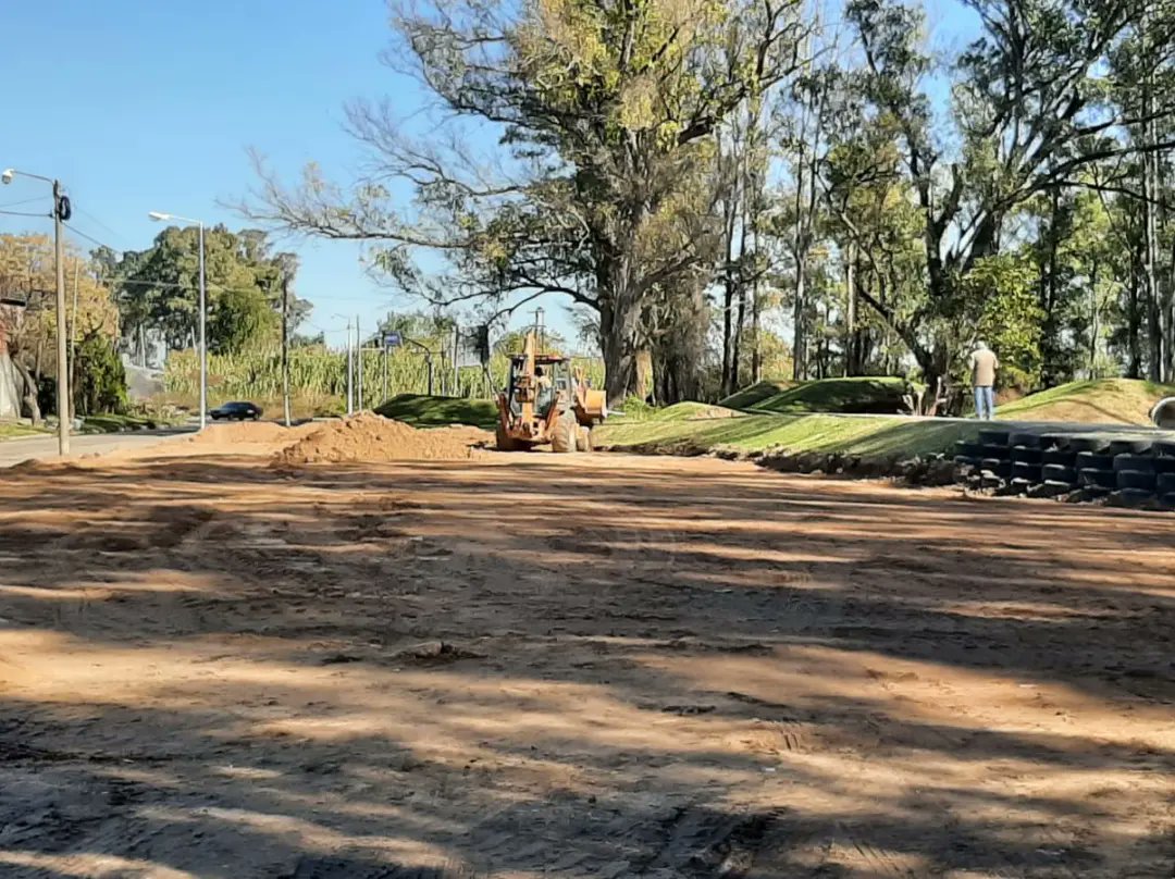 MuniZARATE's tweet photo. #ObrasPúblicas 🏗️ | Continúan los trabajos en Parque Norte🌳🍃
 
💪🏼Avanza la realización de los Playones deportivos en Parque Norte.

📍Dicha obra transformará el predio ubicado en las calles Santa Fé y Pavón.

#UnSueñoMás  @CaffaroOsvaldoR https://t.co/jE9EpL7Vis