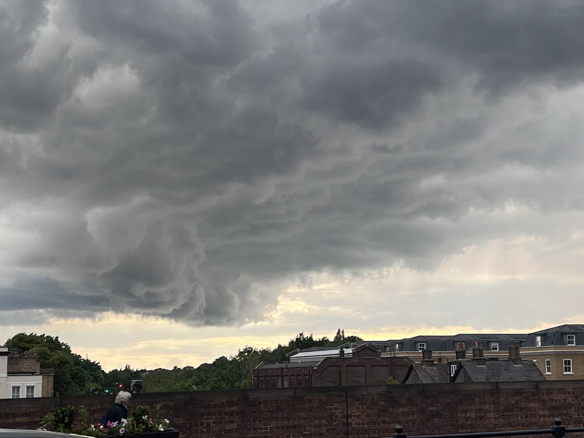 _Travelwithdan's tweet photo. Well that looks likeโฆโฆfun!!! @metoffice @bbcweather #Weathercloud #ukcloud #stormcloud #twickenham https://t.co/A9QMAbT55L