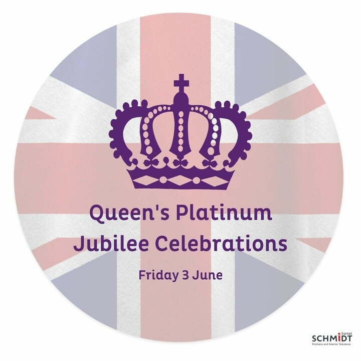schmidtbarnet's tweet photo. The #Platinum #Jubilee is only one day away! 💂‍♀️🇬🇧❤️🤩🥰

The #Queen has ruled for 70 years in #British history, becoming a much loved and respected figure across the globe. 
Wishing everyone a wonderful #Jubilee weekend! https://t.co/vGNpBsOyEc