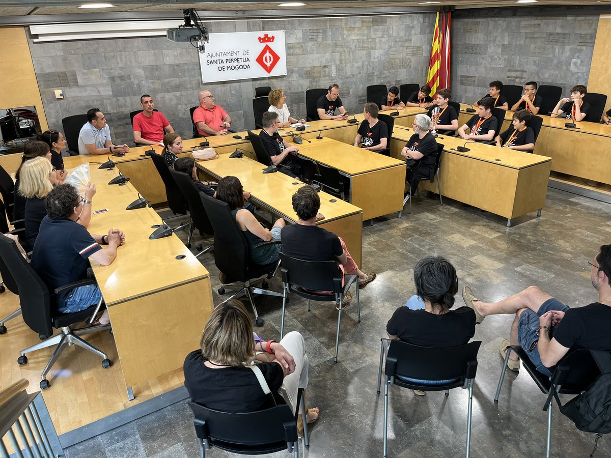 ajuntamentSPM's tweet photo. L’equip Aleví A del Club Hoquei #SantaPerpètua rep el reconeixement de l’Ajuntament després de proclamar-se campió d’Espanya https://t.co/UhiKo8Mz86