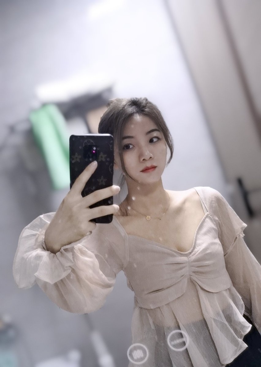 Camille_rabbit's tweet photo. 买过最温柔的衣服，就是脸温柔不起来 https://t.co/Xers1wBh9c