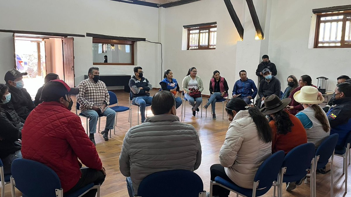 #Cañar | Con el apoyo de <a href="/Bomberoscanar/">Bomberos Cañar</a> y @mintur_zonal6 capacitamos en medidas de autoprotección y primeros auxilios básicos a los guías turísticos y propietarios de locales de alimentos del <a href="/ComplejoIngapir/">Complejo Arqueológico Ingapirca</a>, previo a las festividades del #IntiRaymi. 
#EcuadorDeLasOportunidades