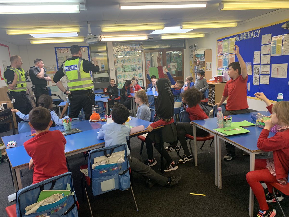 MissMuir8's tweet photo. p5/4 had so much fun learning more about the job of a police officer today! Lots of hands, lots of information and lots of future police officers in our class today! @skillsdevscot @stmarysmaryhill @GlasgowNPolice https://t.co/QHPR501BiL