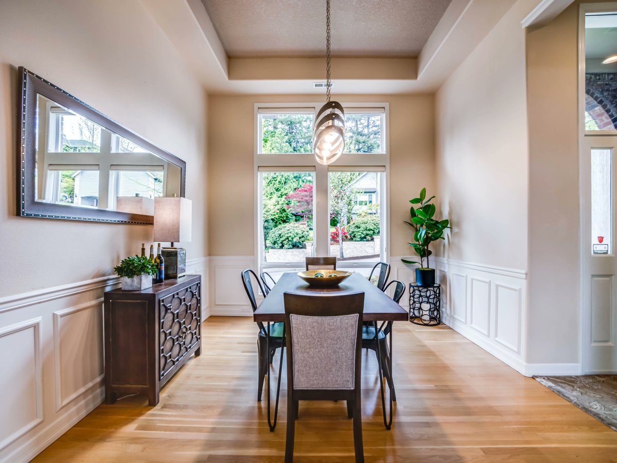 FullFrameAgency's tweet photo. Last week Matt Chapirson shot this stunning SW Portland home for Dodie Jensen. It was listed at a sales price of $1,285,000.00 and was on the market for 3 days. It's still a hot market! https://t.co/ebuRC11XLU