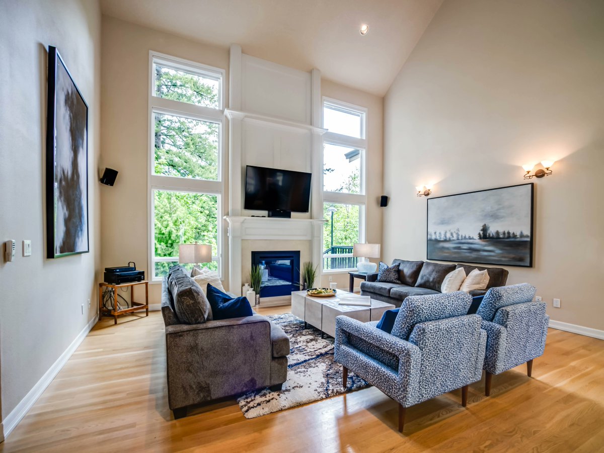 FullFrameAgency's tweet photo. Last week Matt Chapirson shot this stunning SW Portland home for Dodie Jensen. It was listed at a sales price of $1,285,000.00 and was on the market for 3 days. It's still a hot market! https://t.co/ebuRC11XLU