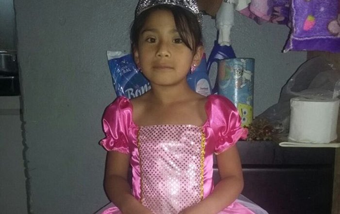 VivianaVargasVi's tweet photo. @FranciaMarquezM Por Yuliana Samboní, pequeña no te olvidamos. 
Violada 
Torturada
Asesinada 

Por ser una niña, indígena, pobre. Por la indiferencia del estado y de la sociedad. Porque no queremos ¡NI UNA MÁS !
#ElFeminicidioSíExiste 

@FranciaMarquezM https://t.co/AW58m2YsrQ
