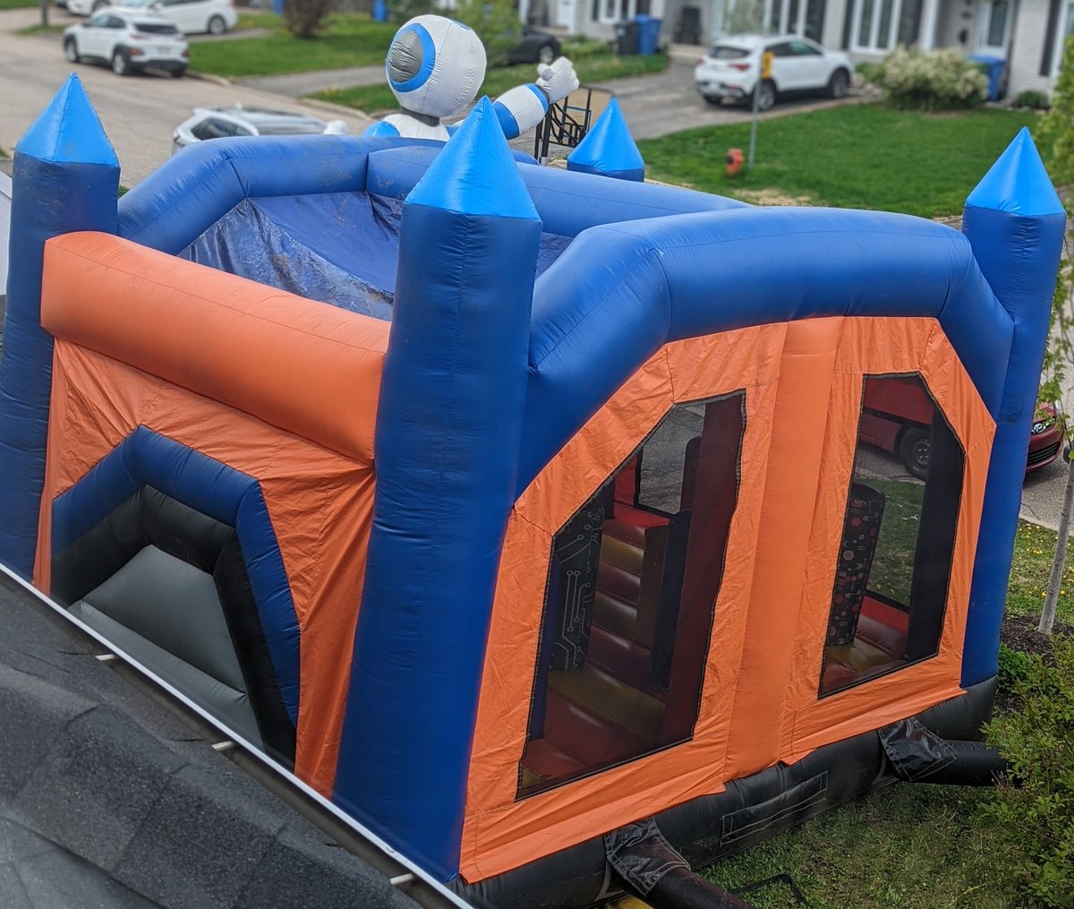 montepente's tweet image. When you look outside and your neighbor has a bouncing castle on his lawn! #KidAtHeart #BouncingCastle #CanIPlay