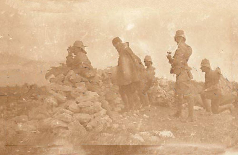 Enver, Mustafa Kemal ve Süleyman Askerî Beyler cephe hattında..
Tarassut Mevki
Derne