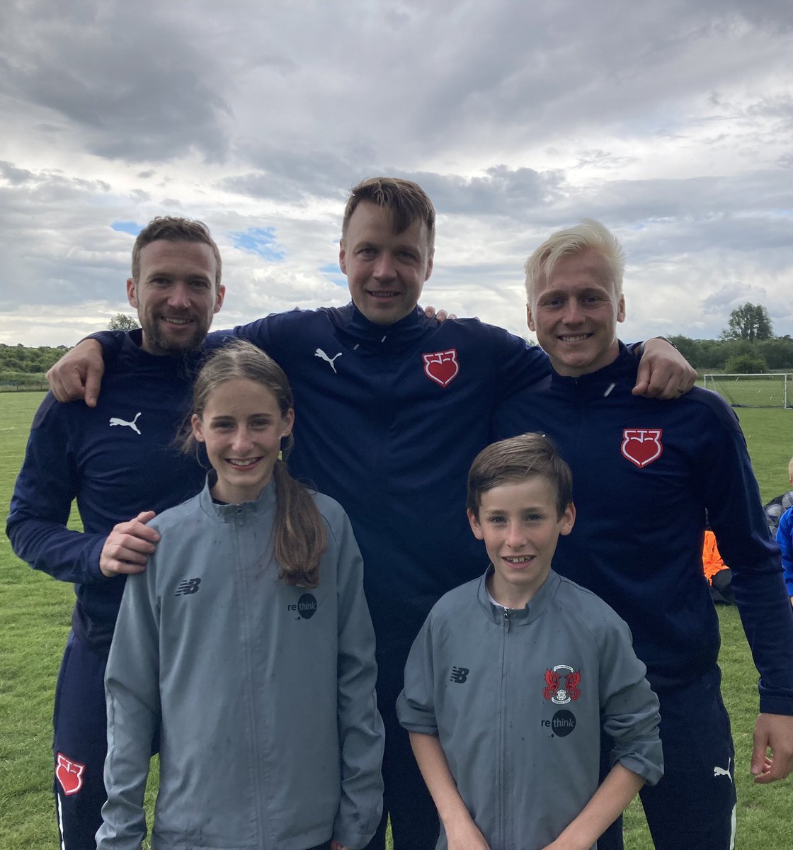 warrenbarnsuk's tweet photo. @_JEFootballAcad @Charliedinburgh @joshcoulson04 @ArthurJanata Thank you to these three gents for a fun filled, professional and educational day @buckhursthillfc 
Sophie and Ben have learnt life saving CPR skills, all on top of the professional football coaching. @JE3Foundation https://t.co/6NF0Xzhc7c