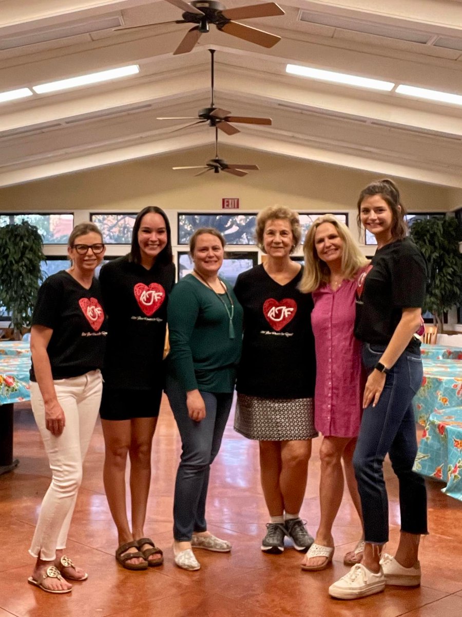 AustinJrForum's tweet photo. Last week AJF members used their #powers4good with our partner @SettlementHome  to host a fun craft night! Strong work ladies; we are so glad the residents had a great evening. #austin #volunteering https://t.co/4EGfLMJ82i