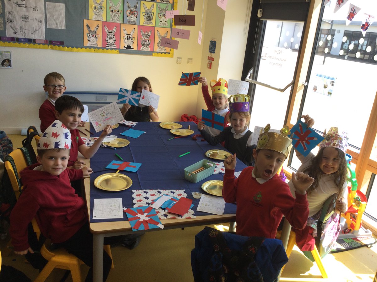 SchoolHillside1's tweet photo. #P2LWHillside had a wonderful afternoon at their jubilee tea party before watching the crown parade and listening to our choir sing!🇬🇧🫖👸🏼 https://t.co/5uvgAh7oFy