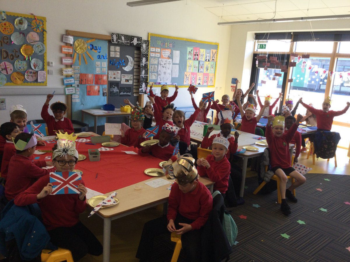 SchoolHillside1's tweet photo. #P2LWHillside had a wonderful afternoon at their jubilee tea party before watching the crown parade and listening to our choir sing!🇬🇧🫖👸🏼 https://t.co/5uvgAh7oFy