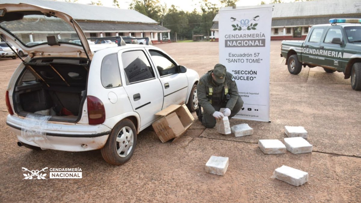 gendarmeria's tweet photo. Trasladaba 33 kilos de marihuana en el baúl del vehículo.
Desplegados sobre la #RP34,en #Corrientes, los #gendarmes fueron alertados por el comportamiento del conductor de un 🚗, quien simuló un desperfecto mecánico.
Tras una requisa exhaustiva hallaron 39 paquetes con la droga. https://t.co/cDs8EOLwTr