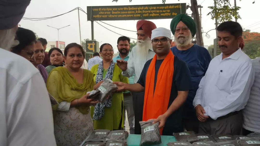 mc_patiala's tweet photo. Interactive session on Source Segregation(Wet, Dry and Hazardous waste) for Ward 16 residents by CMC Patiala.Compost from waste distributed to the residents.This place was converted from GVP to a beautiful green belt called Baba Ala Singh Park.
#SwachhSurvekshan2023 #MCP800242 https://t.co/HBNxsAsYn5
