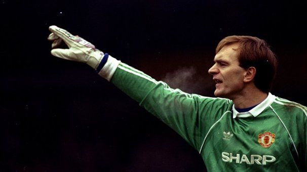 Happy Birthday today to former goalkeeper Jim Leighton  