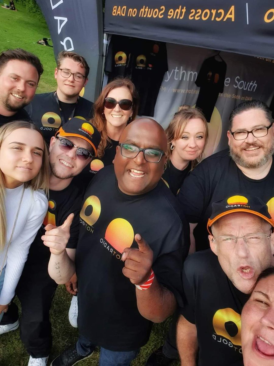 jayrachet_cc's tweet photo. The dream team #HotRadio #HotGold
#UptonHouseConcerts https://t.co/gqfMAQXnrf