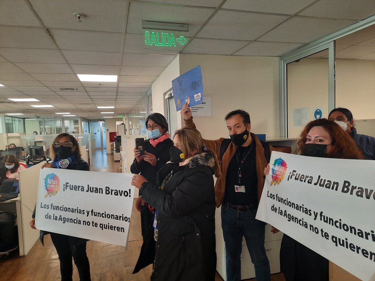 ANFACE_Chile's tweet image. En @agenciaeduca entregando la el sobre azul a a Juan Bravo @Mineduc @Anface2017 @fenaedup @nico_cataldo @afaebnac @ASUMEChile