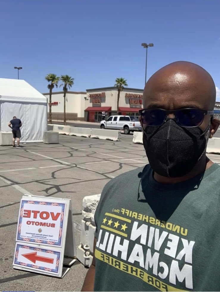 Roberts4Nevada's tweet photo. Once again certain cops think they are above the law. Electioneering within 100 yds of a voting location is a gross misdemeanor.
I am glad my supporters respect the election process and rules that keep voting fair. #RobertsForSheriff #LVMPD #Sheriff #elections https://t.co/oG6p075OWN