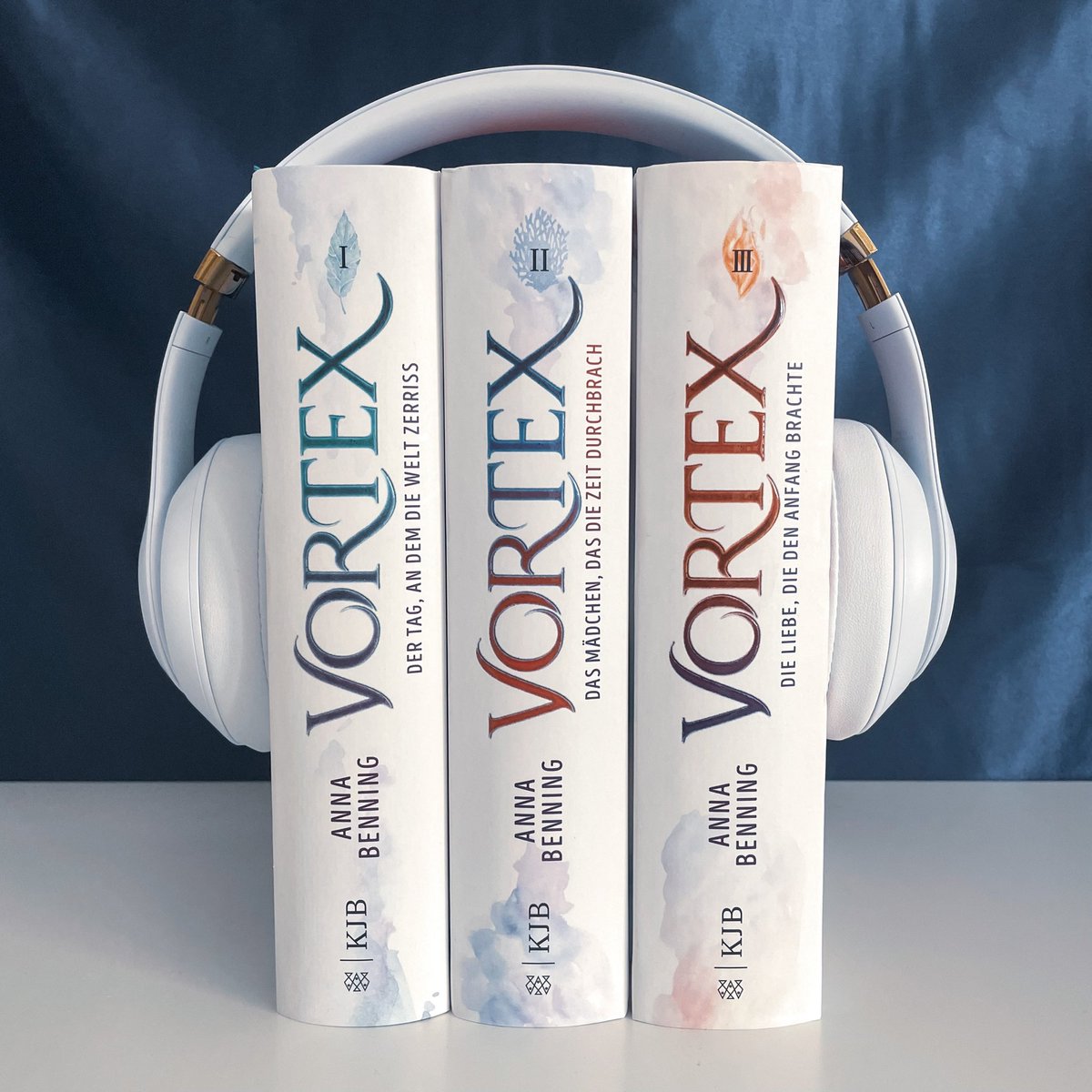 Vortex Band 1-3 bald als #hörbuch bei <a href="/audibleDE/">Audible.de</a> 🌀 Erscheinungstermine ➡️ Band 1: 23.06.2022, Band 2: ET 25.08.2022, Band 3: ET 22.09.2022
 #audiobooks #vortexsaga #bücher