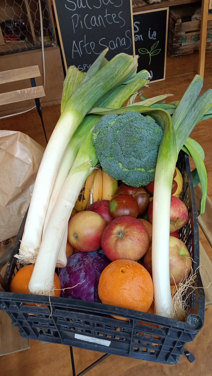 Una de las cestas que llevamos a domicilio o puedes recoger en nuestro puesto del mercado de San Fernando, Embajadores 41,Madrid