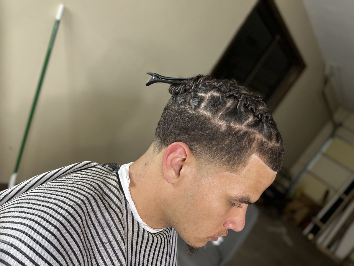 Slim_Kutz's tweet photo. Just so y’all know I really back up the Shit I be poppin. IF YOU IN THE ATLANTA AREA AND NEED A BARBER IM AVAILABLE FOR BOOKING!! https://t.co/bQsk7vJ3Ia