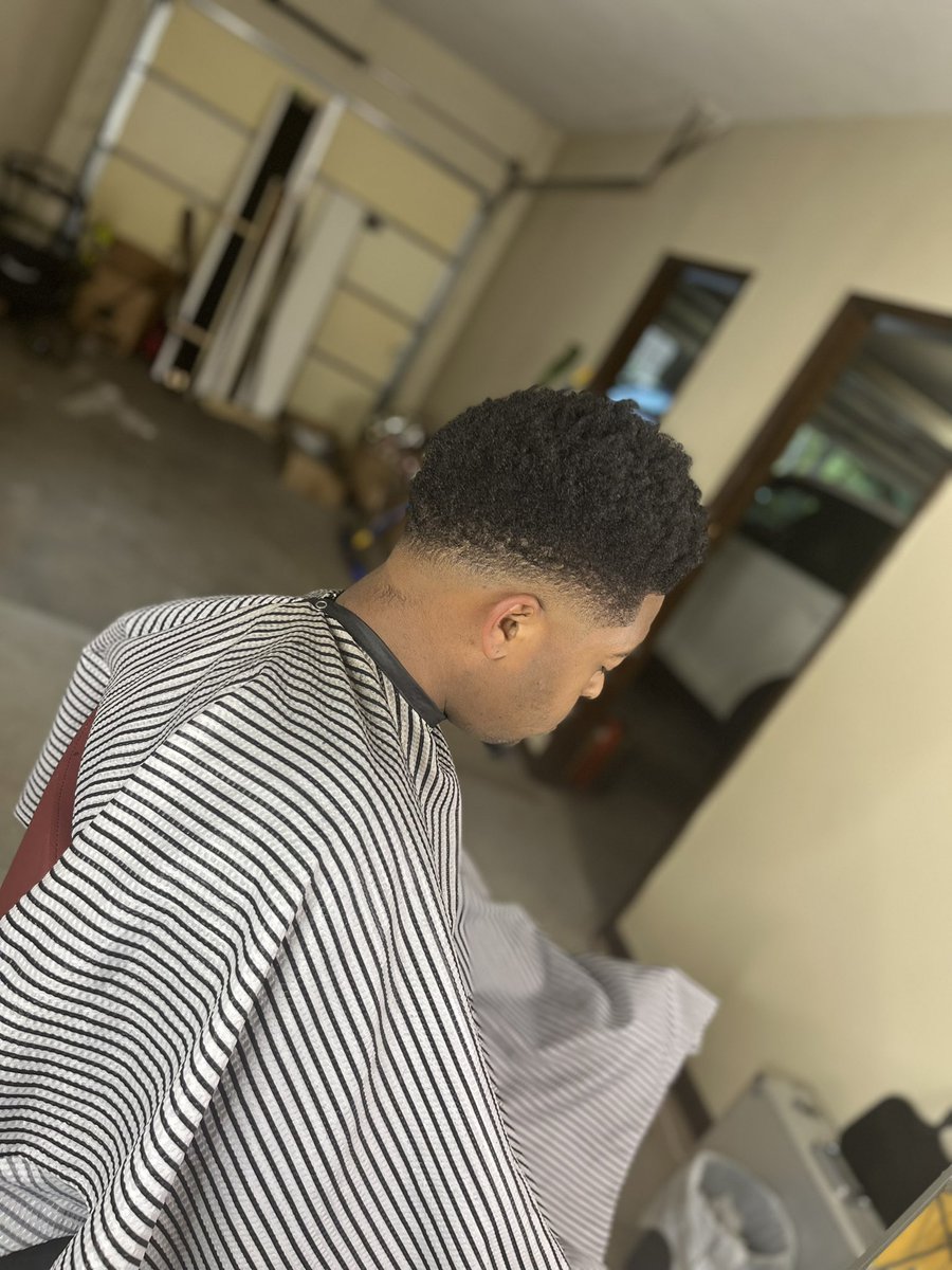 Slim_Kutz's tweet photo. Just so y’all know I really back up the Shit I be poppin. IF YOU IN THE ATLANTA AREA AND NEED A BARBER IM AVAILABLE FOR BOOKING!! https://t.co/bQsk7vJ3Ia
