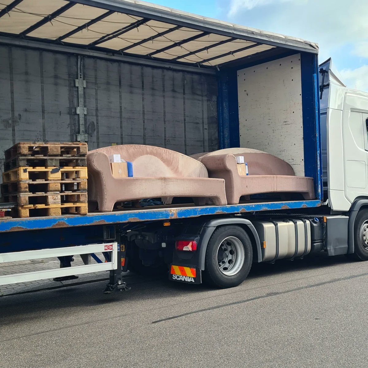 socialsofazaan1's tweet photo. Vrijdag kwamen er 3 social sofa's naar de Zaanstreek🥳
Zonder ontwerp, dat wordt er ter plekke opgezet door:
Peter Meijn, een Oekraïnse en Syrische kunstenaar.
Mozaïeken gebeurt in Krommenie, @RozenhofZaandam en in de Hoop (Achtersluispolder)

@wmpoelenburg 
@GemZaanstad 
@COAnl https://t.co/mBqLIu8VXJ