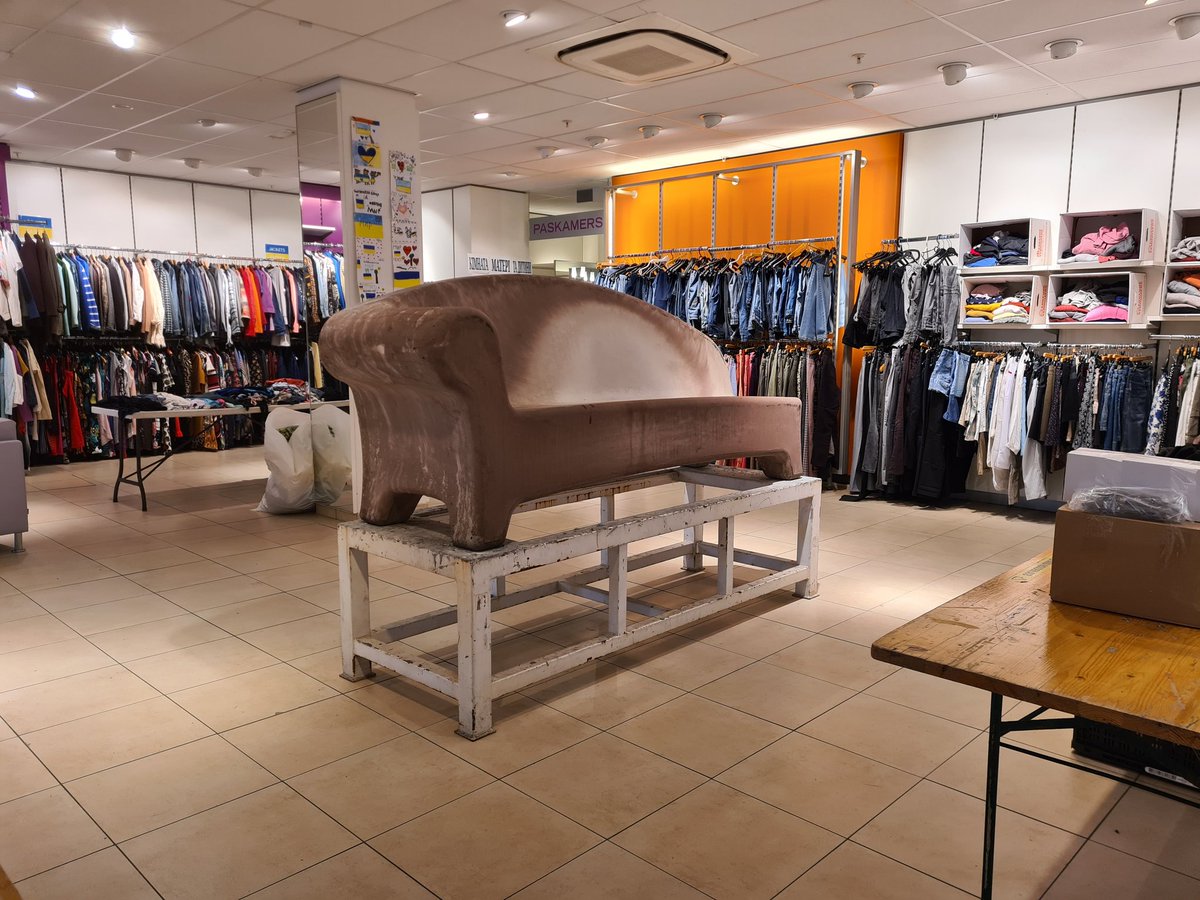 socialsofazaan1's tweet photo. Vrijdag kwamen er 3 social sofa's naar de Zaanstreek🥳
Zonder ontwerp, dat wordt er ter plekke opgezet door:
Peter Meijn, een Oekraïnse en Syrische kunstenaar.
Mozaïeken gebeurt in Krommenie, @RozenhofZaandam en in de Hoop (Achtersluispolder)

@wmpoelenburg 
@GemZaanstad 
@COAnl https://t.co/mBqLIu8VXJ