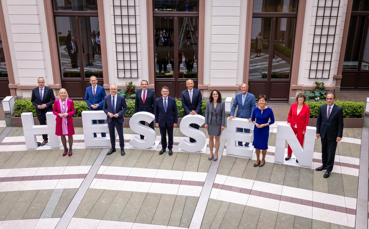 Hessens neue Regierung ist im Amt. Ministerpräsident Boris Rhein wird ab sofort gemeinsam in einer schwarz-grünen Koalition bis zur nächsten #Landtagswahl im Herbst 2023 regieren. #MPWahl