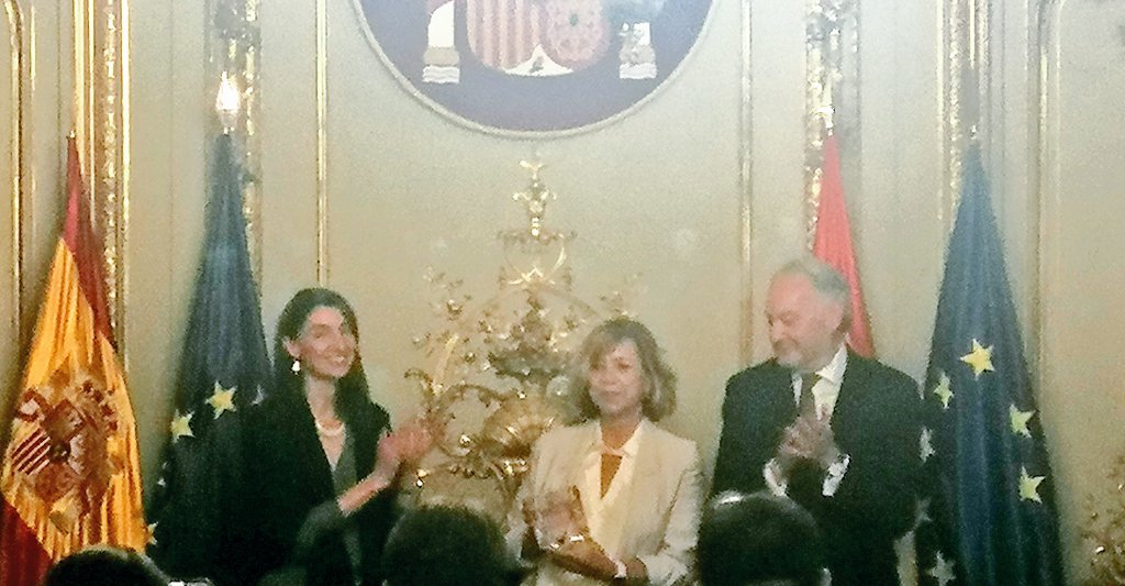 capa_carlos's tweet photo. La magistrada de la Sala Segunda del Tribunal Supremo Ana Ferrer recibe el premio Calidad a la Justicia de @ProcuradoresE @newsjuridicas @PoderJudicialEs https://t.co/yTHBwlES3c